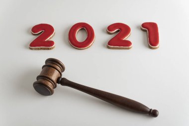 Kırmızı harf 2021 ve hakimler beyaz arka planda açık artırma için tokmak veya çekiç kullanacaklar