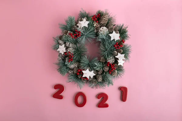 Kerstkrans 2021 Nieuwjaar Van Peperkoek Roze Achtergrond Gelukkig Nieuwjaar 2021 — Stockfoto