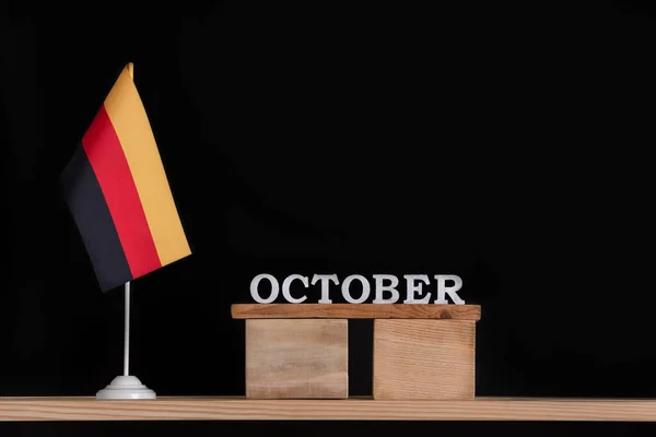 Holzkalender Oktober Mit Deutscher Flagge Auf Schwarzem Hintergrund Termine Deutschland — Stockfoto