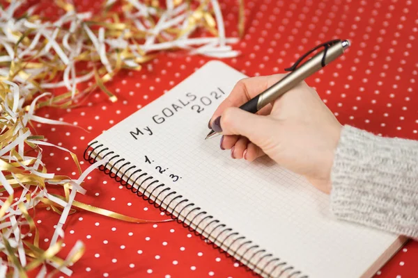 Γυναικεία Χέρια Που Γράφουν Τους Στόχους Μου 2021 Ένα Σημειωματάριο — Φωτογραφία Αρχείου