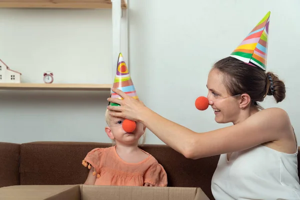 Mama Dziecko Przygotowują Się Wakacji Mama Zakłada Imprezowy Kapelusz Nos — Zdjęcie stockowe