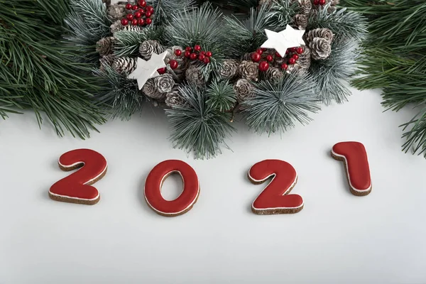 Напис 2021 Року Пряників Різдвяний Вінок Білий Фон Новим 2021 — стокове фото