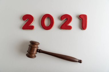 Kırmızı harfli 2021 ve beyaz arka planda hakimler tokmak ya da çekiç. Mahkeme davası.