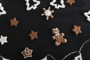 Zencefilli Noel adamı ve siyah arka planda yıldızlar. Tatil pastası..