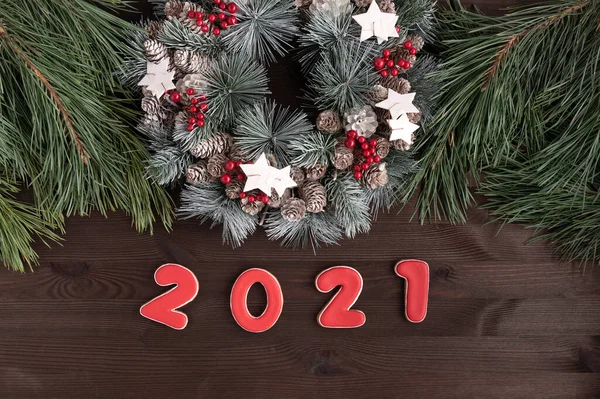 クリスマスリースと木製の背景にジンジャーブレッドの2021年の碑文 新年のコンセプト — ストック写真