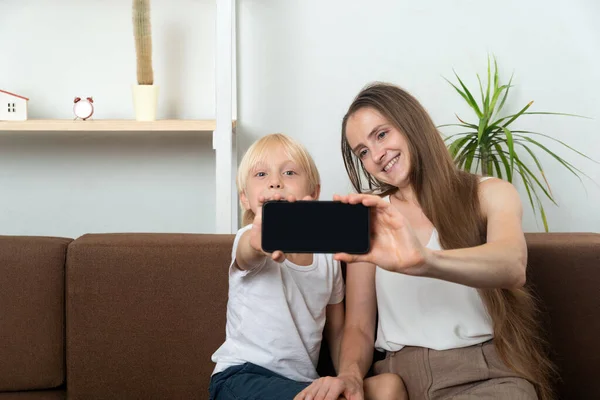 Jonge Moeder Neemt Selfie Met Haar Zoon Mam Kind Scherm — Stockfoto