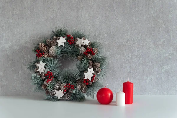 Kerstversiering Kerstkrans Kaarsen Grijze Achtergrond Gezellig Interieur — Stockfoto