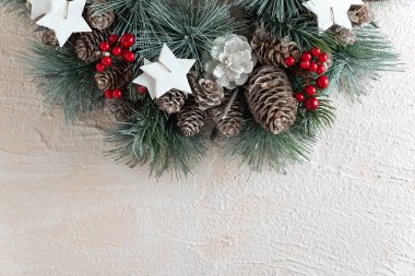 Beyaz arka planda Noel çelengi. Yeni yıl şablon kopyalama alanı.