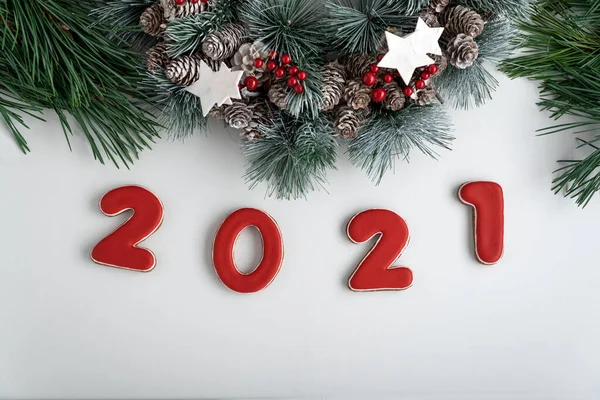 2021年の碑文とクリスマスリース トップビュー 白地だ ハッピーニューイヤー2021 — ストック写真