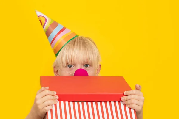 Als Clown Verkleideter Junge Öffnet Die Geschenkbox Box Mit Überraschung — Stockfoto