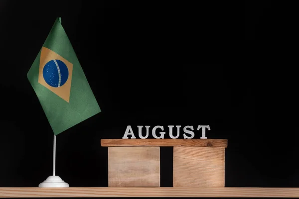 Drewniany Kalendarz Sierpnia Flagą Brazylijską Czarnym Tle Daty Brazylii Sierpniu — Zdjęcie stockowe