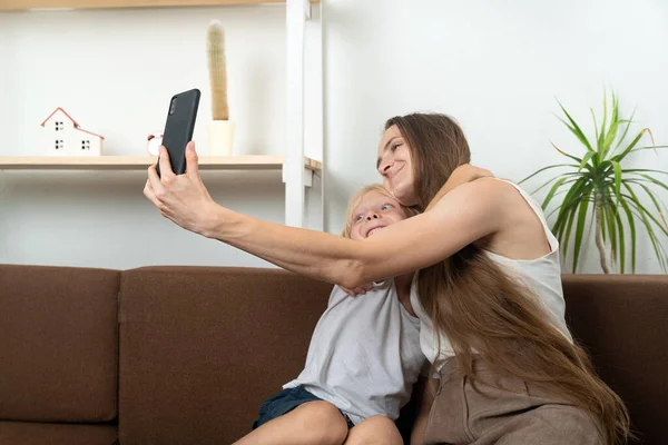 Mam Zoon Knuffelen Selfie Nemen Smartphone Huiselijke Vrijetijd — Stockfoto