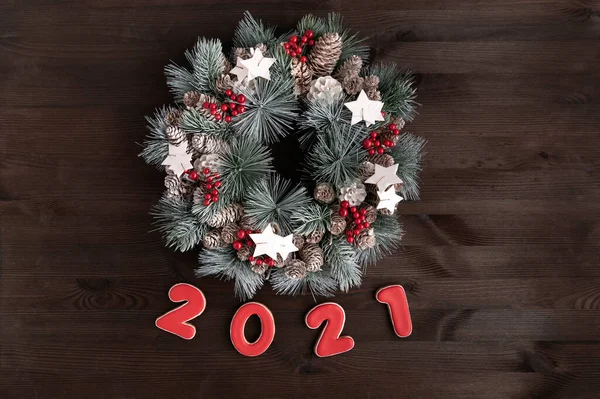 Різдвяний Вінок Напис 2021 Імбирне Печиво Дерев Яному Фоні — стокове фото
