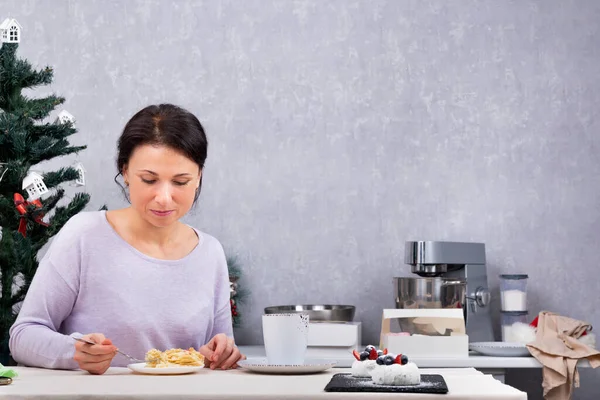 Kadın Mutfağında Yemek Yiyor Tatlıyla Kahvaltı Tatiller — Stok fotoğraf