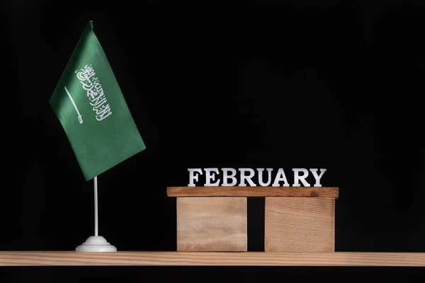 Träkalender Februari Med Saudiarabien Flagga Svart Bakgrund Datum För Saudiarabien — Stockfoto