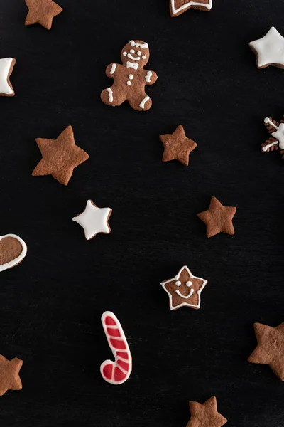 Lebkuchen Zuckerrohr Und Sterne Kekse Auf Schwarzem Hintergrund Traditionelles Gebäck — Stockfoto