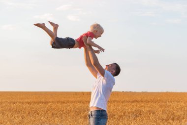 Babam erkek çocuğu kustu. Baba oğluyla oynuyor. Hafta sonu açık hava.