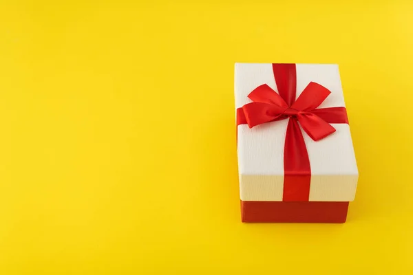 Белая Подарочная Коробка Красным Бантом Праздничная Обертка Подарка Принято Желтый — стоковое фото