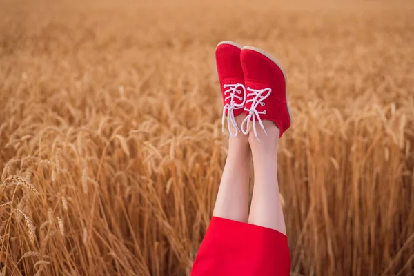 Mulher Pés Para Cima Sapatos Vermelhos Engraçados Saindo Fundo Campo — Fotografia de Stock