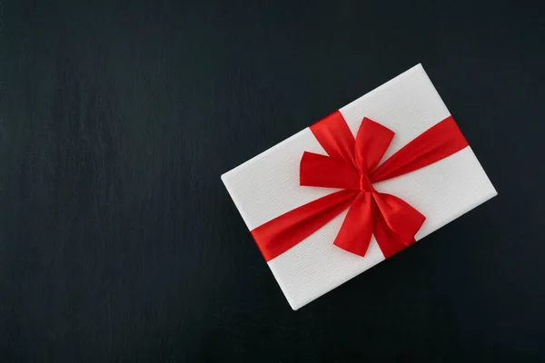 Белая Подарочная Коробка Красной Лентой Черном Фоне Вид Сверху Упаковка — стоковое фото
