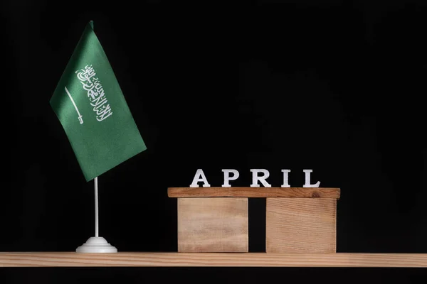 Trä Kalender April Med Saudiarabien Flagga Svart Bakgrund Datum För — Stockfoto
