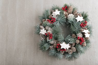 Gri arka planda Noel çelengi. Kış Tatili Dekoru. Uzayı kopyala Yeni Yıl.