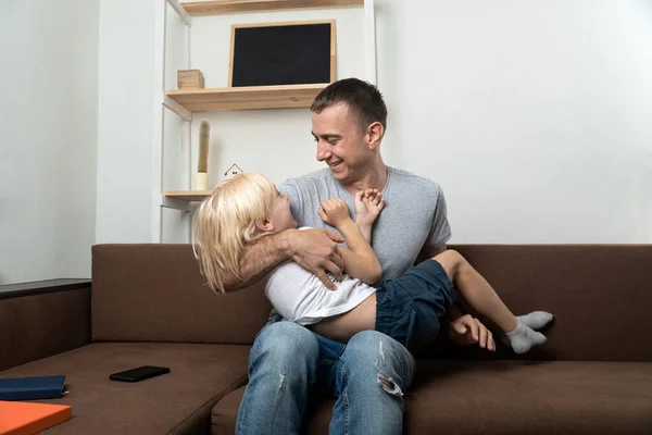Papá Abrazando Hijo Casa Sofá Relaciones Familiares — Foto de Stock