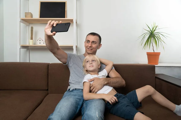 Papa Zoon Nemen Selfie Smartphone Thuis Bank — Stockfoto