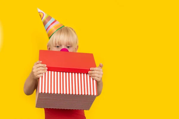 Een Jongen Met Een Feestmuts Met Een Groot Cadeau Verjaardagsfeest — Stockfoto