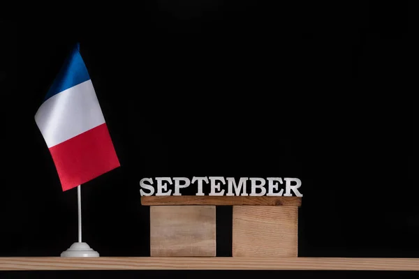 Ξύλινο Ημερολόγιο Σεπτεμβρίου Γαλλική Σημαία Μαύρο Φόντο Διακοπές Στη Γαλλία — Φωτογραφία Αρχείου
