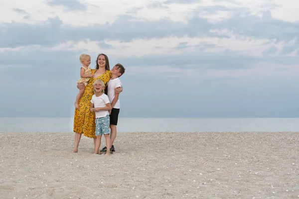 Młoda Matka Trójka Dzieci Bawią Się Wakacjach Plaży Rodzina Morzu — Zdjęcie stockowe