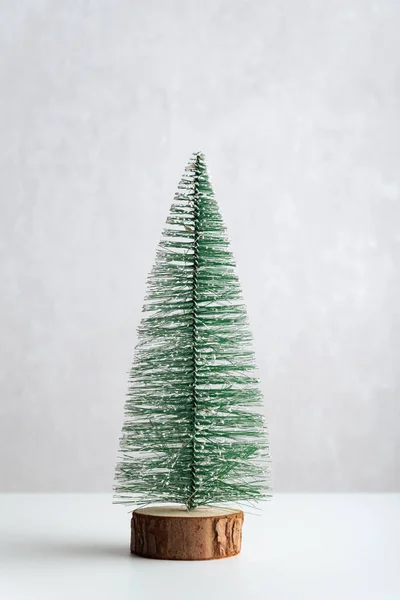 Arbre Noël Artificiel Miniature Sur Support Bois Sur Fond Blanc — Photo