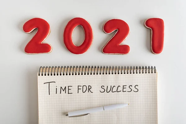 Σημειωματάριο Επιγραφή Χρόνος Επιτυχίας Στυλό Και Αριθμοί 2021 Λευκό Φόντο — Φωτογραφία Αρχείου