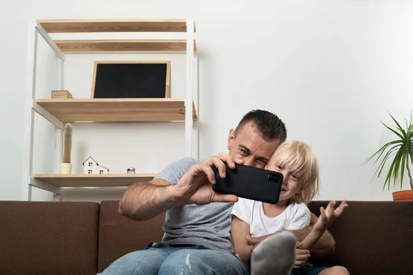 Vader Neemt Selfie Met Zijn Zoon Thuis Bank — Stockfoto