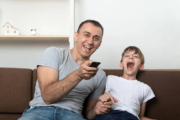 Zoon Kijken Lachen Luid Familievriendelijke Betrekkingen — Stockfoto