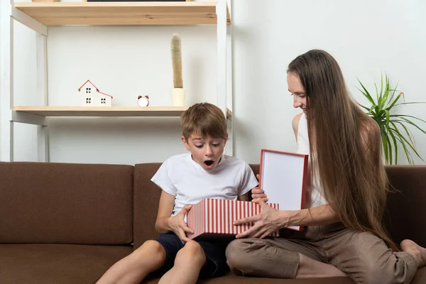 Jongen Erg Verrast Door Zijn Gave Mam Geeft Een Geschenk — Stockfoto