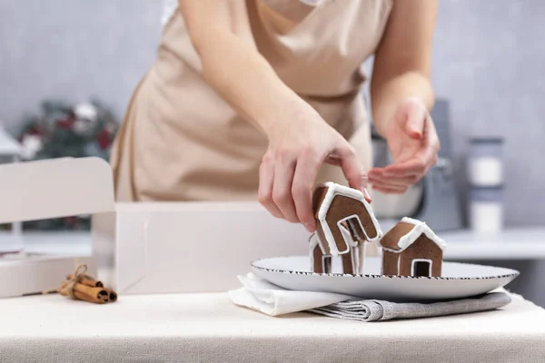 Кухар Кондитер Робить Будинок Gingerbread Випікання Різдвяних Цукерок — стокове фото