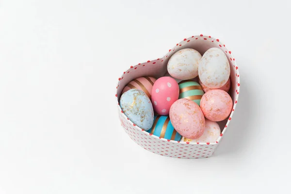Красивые Пасхальные Яйца Коробке Форме Сердца Белом Фоне Счастливой Пасхи — стоковое фото