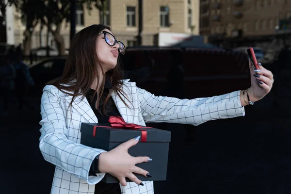 Stylish Brunette Gift Her Hands Makes Selfie Smartphone — Stock Photo, Image