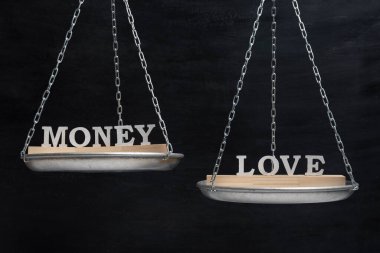 Kelimelerle, parayla ve aşkla ölçülü. Denge kavramı. Siyah arkaplanda ölçeklendirir.