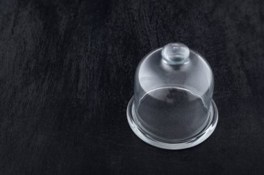 Siyah arkaplanda cam şeffaf kapak