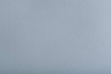 Gri kağıt yaprağı. Pürüzsüz kağıt dokusu olan temiz gri arkaplan