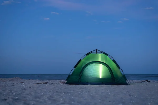 Nachts Wird Das Zelt Beleuchtet Zelten Meer Aktivtourismus — Stockfoto