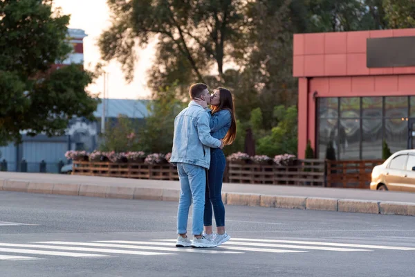 Gli Amanti Baciano Mezzo Alla Strada Sotto Raggi Del Sole — Foto Stock