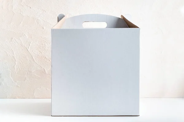 白い背景にケーキを梱包するための白い段ボール箱 スペースのコピー — ストック写真