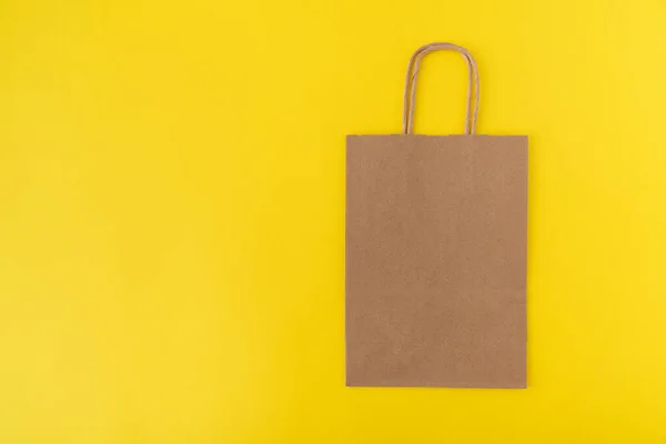 Bolsa Compras Papel Sobre Fondo Amarillo Copiar Espacio Prepárate —  Fotos de Stock