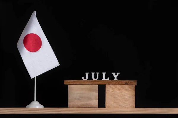 Houten Kalender Van Juli Met Japanse Vlag Zwarte Achtergrond Data — Stockfoto