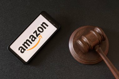 KHARKIV, UKRAINE - 25 Haziran 2020: akıllı telefon ekranında Amazon logosu ve ahşap yargıç tokmağı. Amerikan Uluslararası Elektronik Ticaret Şirketi