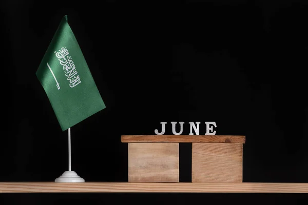 Trä Kalender Juni Med Saudiarabien Flagga Svart Bakgrund Datum För — Stockfoto