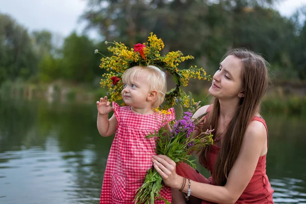 Joven Madre Hija Corona Flores Lago Ivan Kupala Vacaciones —  Fotos de Stock